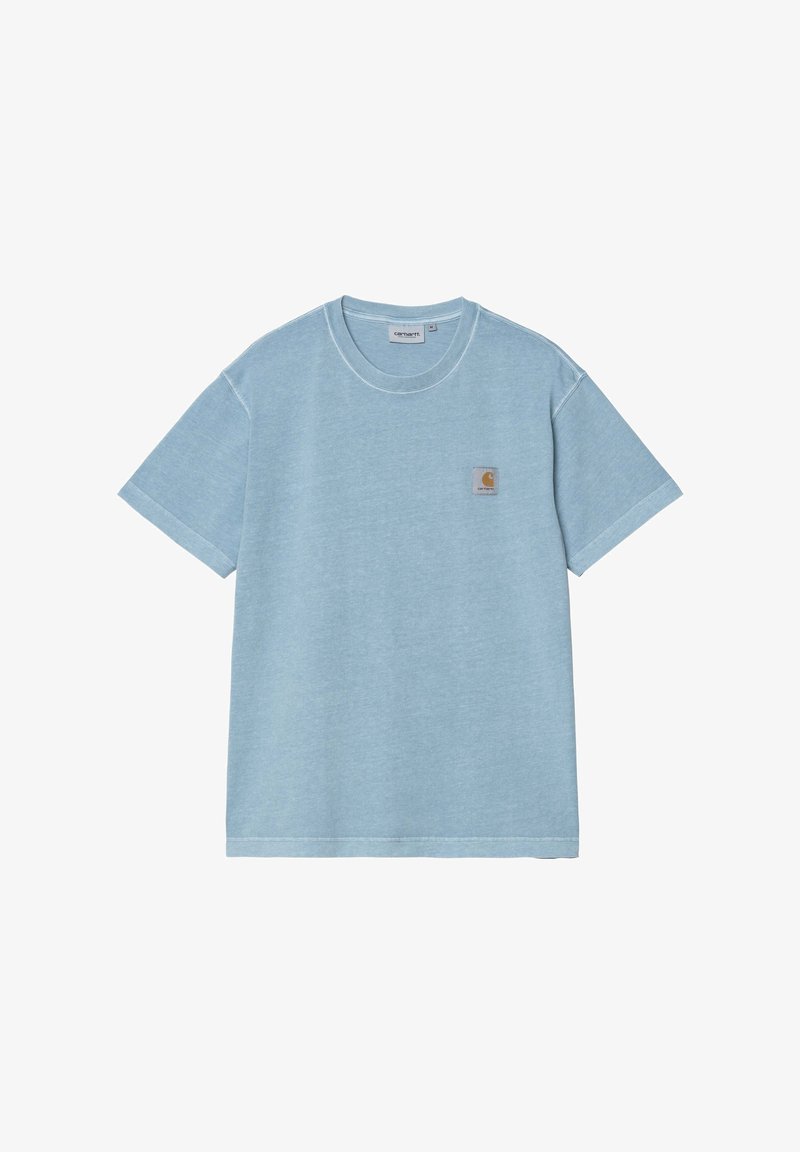 Camiseta de algodón de color azul claro con cuello redondo y mangas cortas. Presenta un parche de logo cuadrado en el lado izquierdo del pecho y costuras visibles.