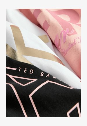 Trei tricouri suprapuse: negru cu accente roz, alb cu imprimeu auriu și roz deschis cu litere strălucitoare. Material din bumbac, design casual.