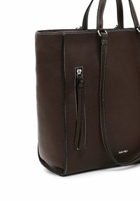 Sac cabas en cuir marron foncé à surface texturée, coutures blanches, doubles poignées, poche zippée verticale et logo discret de la marque près du bord inférieur.
