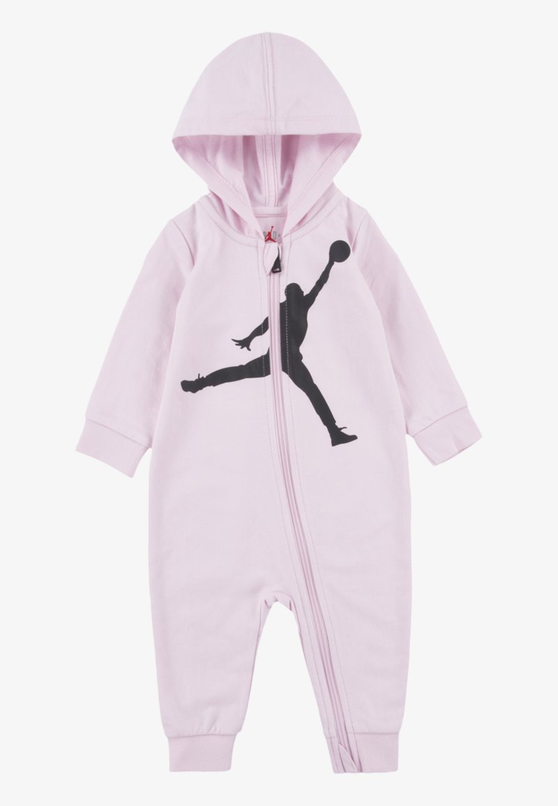 Jumpsuit à capuche rose avec un design en silhouette noire d'un joueur de basket-ball, fabriqué en tissu doux avec une fermeture éclair à l'avant.