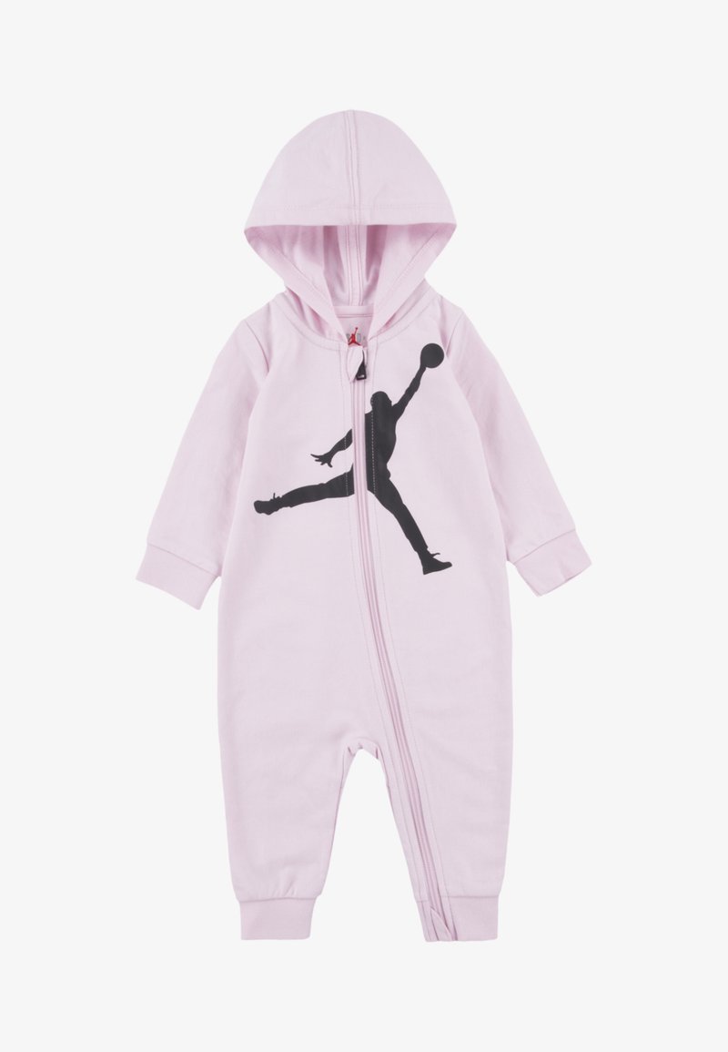 Jumpsuit à capuche rose avec un design en silhouette noire d'un joueur de basket-ball, fabriqué en tissu doux avec une fermeture éclair à l'avant.