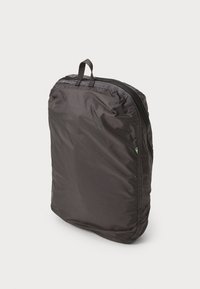 Schwarze, leichte und packbare Tasche mit einem Reißverschluss und einem oberen Griff. Glatte Nylonoberfläche und rechteckige Form mit einem kleinen Logodetail.