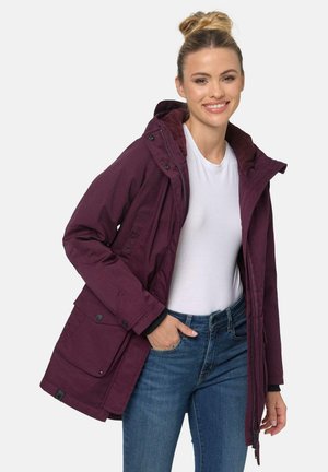 Veste imperméable bordeaux avec capuche, dotée de poches avant et d'une fermeture éclair. Le matériau semble lisse avec un léger éclat.