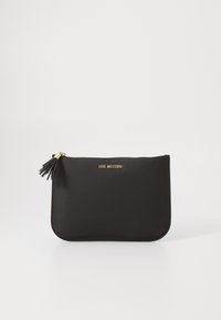 Μαύρη ορθογώνια τσάντα-φακέτος με χρυσό φερμουάρ και φούντα, με μικρό χρυσό λογότυπο "LOVE MOSCHINO" μπροστά.