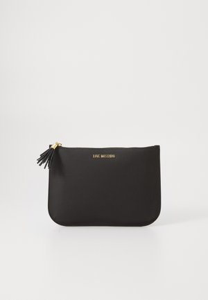 Pochette rectangulaire noire avec fermeture éclair dorée et pompon, portant un petit logo doré "LOVE MOSCHINO" à l'avant.