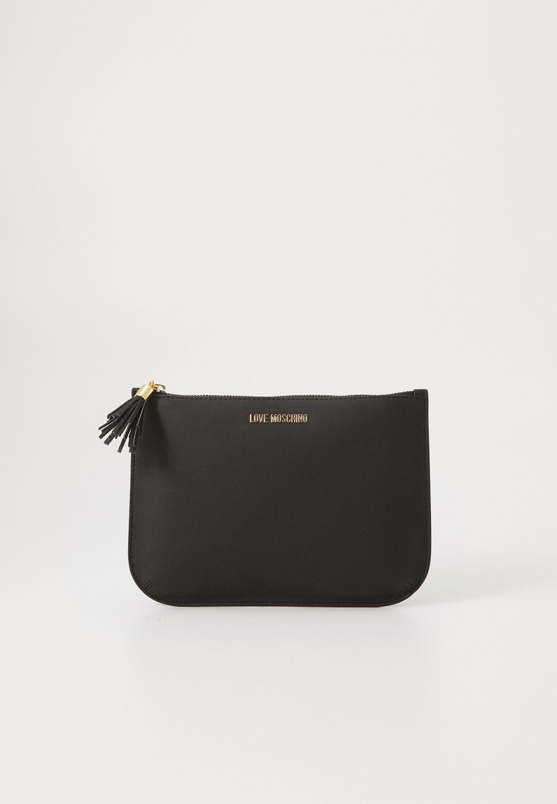 Melnas taisnstūra formas rokassomas ar zelta rāvējslēdzēju un pušķi, uz kuras priekšpuses ir neliels zelta "LOVE MOSCHINO" logo.