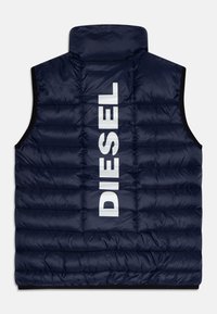 Mörkblå vadderad väst med hög krage, horisontell quiltad design och stor vit "DIESEL"-logotyp på baksidan. Slät, glänsande yta.