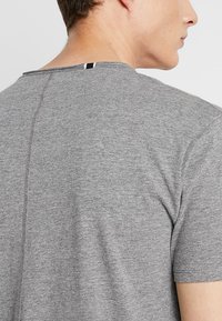 Replay Základné tričko - dark grey melange