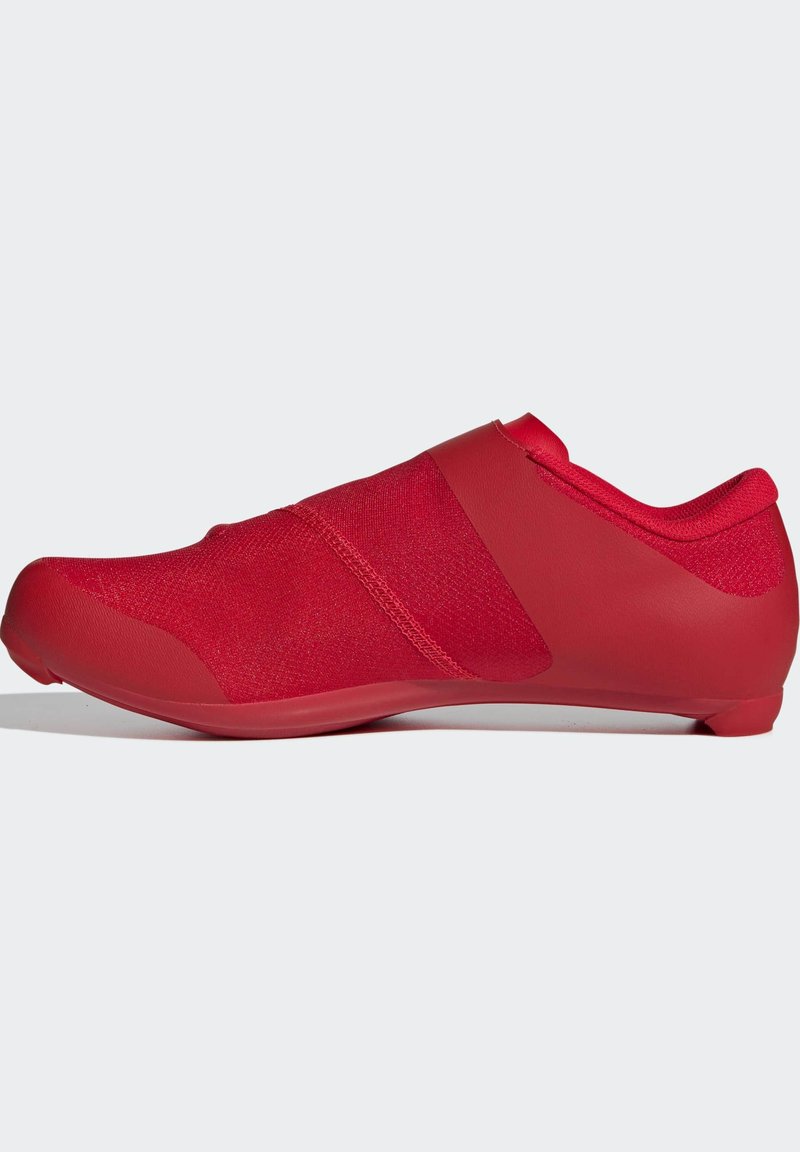 Roter Fahrradschuhe mit einem schlanken, aerodynamischen Design, texturiertem Obermaterial und glatter Gummisohle, ohne sichtbare Schnürsenkel und mit einem engen Sitz.