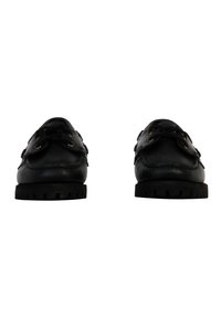 Scarpe in pelle nera con punta arrotondata, superficie texturizzata, lacci e suole in gomma con grip a motivo. Vista frontale.