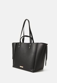 Černá taška přes rameno vyrobená z strukturované umělé kůže, s dvěma dlouhými uchy, zlatými kovovými doplňky a obdélníkovým dnem s otevřeným vrchem.