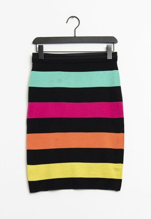 Knielanger Rock mit horizontalen Streifen in Schwarz, Türkis, Magenta, Orange und Gelb, der an einem schwarzen Kunststoffbügel hängt.