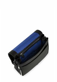 Schwarze Lederhandtasche mit blauer Innenausstattung, ausgestattet mit einem Reißverschlussfach und glatter Textur, entworfen mit einer strukturierten Form und minimalen Akzenten.