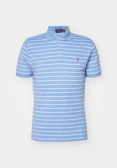 Ανοιχτό μπλε πουκάμισο polo με ρίγες και κοντά μανίκια, που διαθέτει πλαίσιο με τρία κουμπιά και κεντημένο λογότυπο στο αριστερό στήθος.