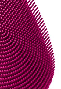 Nahaufnahme von gebogenen, diagonalen Reihen magentaroter zylindrischer Stifte auf weißem Hintergrund, die eine strukturierte, gemusterte Oberfläche erzeugen.