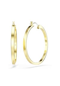 Pendientes de aro de oro con un acabado pulido, que cuentan con un cierre seguro y un diámetro de aproximadamente 3 pulgadas, exhibiendo un diseño circular y suave.