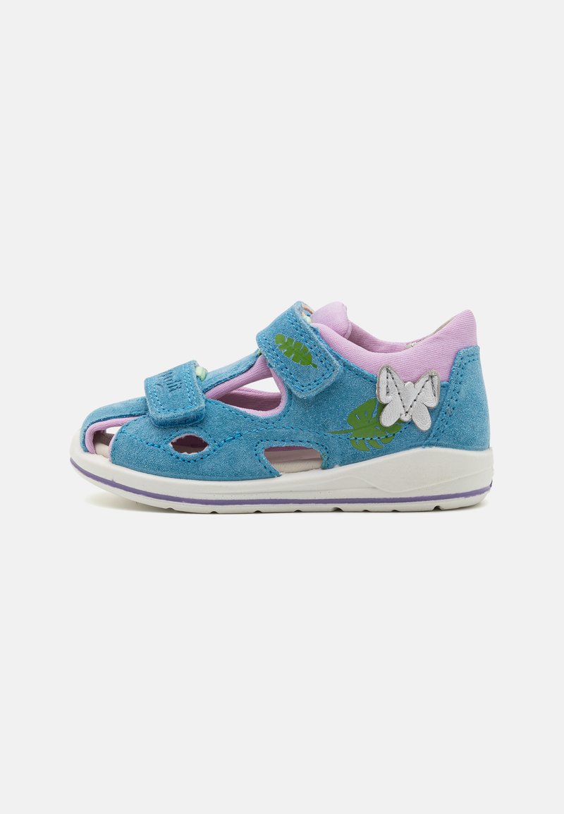 Sandal azul de camurça com recortes, correias de Velcro e embellishments de folha verde e borboleta branca. Forro roxo, sola branca com acabamento roxo.