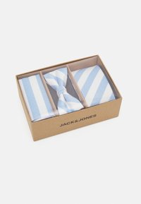 El conjunto incluye una corbata a rayas blancas y azul claro, un pañuelo de bolsillo y una pajarita, todo en una caja rectangular de cartón.