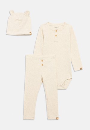 Lysecremefarvet babyoutfit-sæt med langærmet bodysuit, matchende bukser med knapper og en hat med små bjørneører.