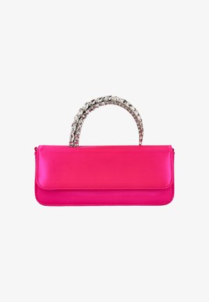 Borsa rosa in satin con manico metallico curvo decorato con strass trasparenti, dotata di chiusura a patta e texture liscia.