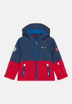 Børnejakke med hætte i marineblå og rød, med frontlynlås, to lynlåslommer, Trollkids-logo på brystet og norsk flagpatch på ærmet.