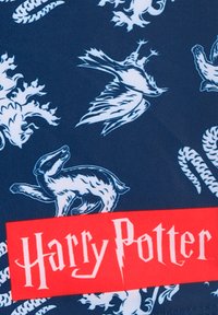 Tessuto blu navy con disegni bianchi di creature magiche e simboli. Un nastro rosso in basso mostra "Harry Potter" in grassetto, testo bianco.