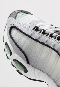 Nike Sportswear Air Max Tailwind Iv Sneaker Low Wolf Grey Green Spark White Black Grau Zalando De Nike Sportswear Air Max Tailwind Iv Sneaker Low Wolf Grey Green Spark White Black Grau Zalando De