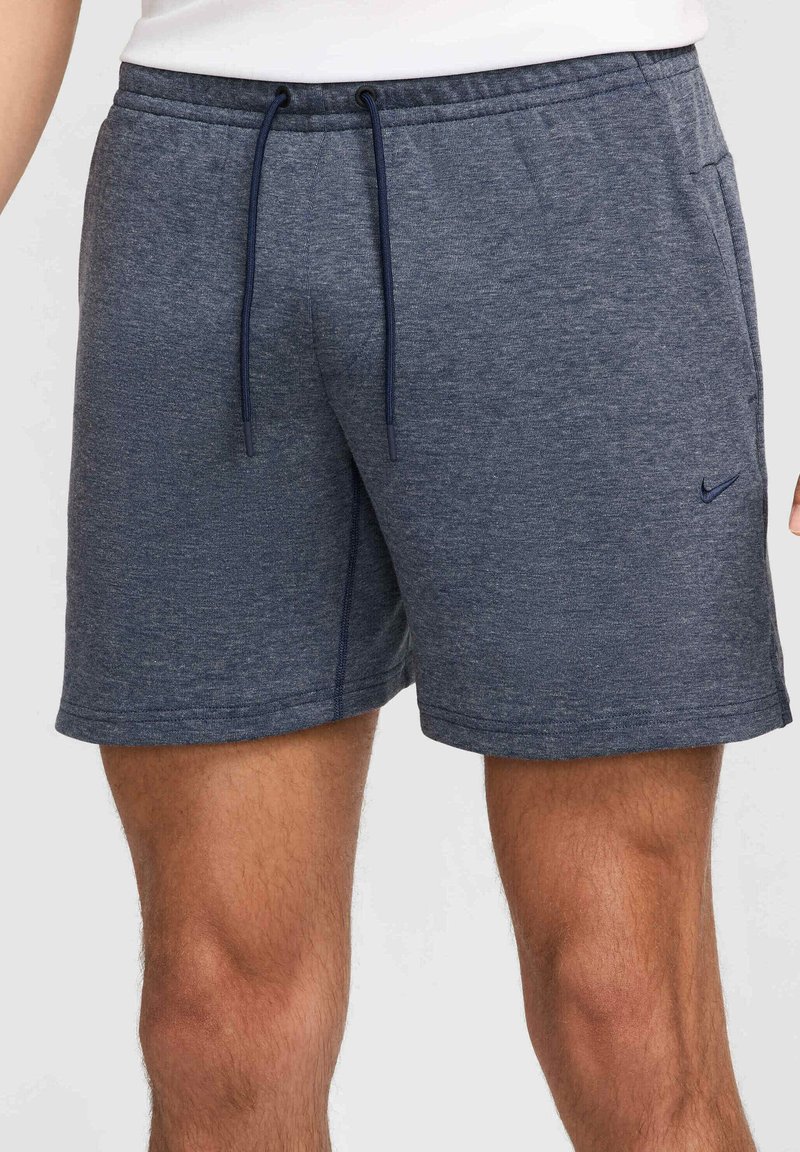 Marineblaue Sportshorts aus weichem Baumwollmix, mit elastischem Bund und Kordelzug, seitlichen Taschen und einem kleinen Logodetail.