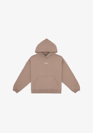 Hnědá mikina s kapucí, má přední klokaní kapsu a logo z bílého textu. Vyrobena z měkké tkaniny s žebrovanými manžetami a lemem.