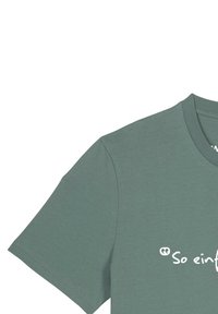 Groene t-shirt met korte mouwen en een ronde hals, voorzien van witte tekst "So einfach" gedrukt op de voorkant. Zacht textiel met een gladde afwerking.