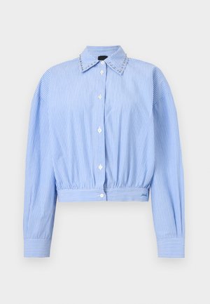 Ανοιχτό μπλε κοντό πουκάμισο με λευκές κάθετες ρίγες, μακριά φουσκωτά μανίκια και λεπτομέρειες με καρφίτσες στο γιακά.