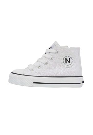 Biały sneaker za kostkę z brokatowym wykończeniem, białymi sznurowadłami, gumową podeszwą z czarnymi paskami i okrągłą naszywką z logo z boku.