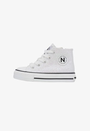 Hvid højt snørestøvle med glitrende finish, hvide snørebånd, gummisål med sorte striber og cirkulært logo-patch på siden.