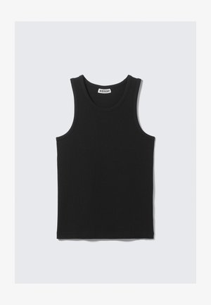 Črn bombažni top na ramnica z rebrasto teksturo, ki ima okroglo izrez in široke armhole. Oznaka vidna na vratu.