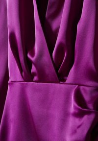 Dunkelviolettes Satinmaterial mit einem gerafften, drapierten Design und einem taillierten Bunddetail.