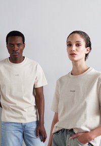 Holzweiler LIVE TEE UNISEX - Základné tričko - ecru