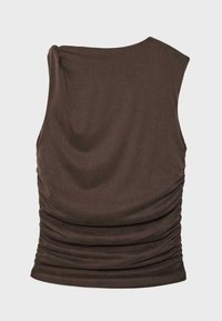 Haut sans manches marron foncé froncé avec un col asymétrique et un détail drapé sur le côté.