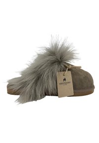 Grå semsket tøffel med en fluffy grå faux fur-detalj, har en flat såle og en synlig etikett med teksten "SHEPHERD."
