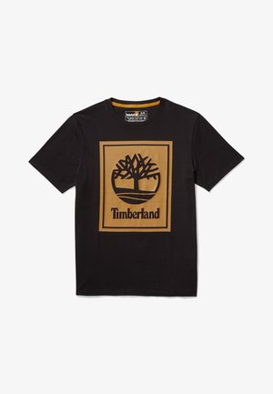 Czarna koszulka z krótkim rękawem z dużym beżowym kwadratem z stylizowanym drzewem i napisem „Timberland” na środku z przodu.