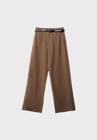 Pantalon marron à jambes larges avec poches avant et ceinture noire présenté sur un fond gris clair.