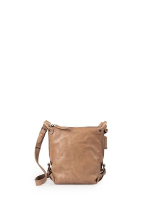 Bruine leren crossbodytas met verstelbare riem, ritssluiting en metalen hardware, afgebeeld tegen een witte achtergrond.