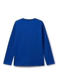 Długi rękaw, niebieska bawełniana koszulka z klasycznym okrągłym dekoltem i prostym dołem. Miękka faktura, bez widocznych wzorów czy ozdób.