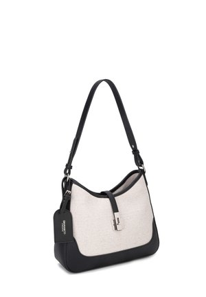 Borsa a tracolla in tessuto beige con rifiniture in pelle nera, tracolla regolabile, chiusura argentata e targhetta in pelle nera sul lato.