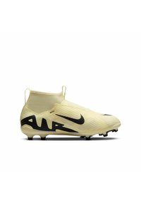 Lichtgele Nike voetbalschoen met zwarte "AIR" tekst, Nike swoosh, enkeldak en noppen op de zool voor grip.