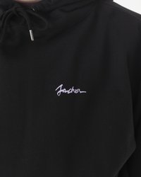 Čierna mikina s kapucňou na šnúrku, s bielym vyšívaným logom na hrudi. Vyrobená z mäkkého materiálu s hladkou textúrou.
