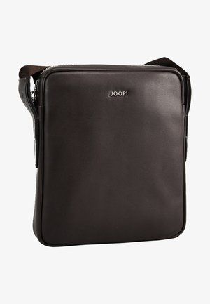 Brązowa skórzana torba na ramię o gładkiej teksturze, prostokątnym kształcie, zamku błyskawicznym na górze i regulowanym pasku. Posiada logo JOOP! z przodu.