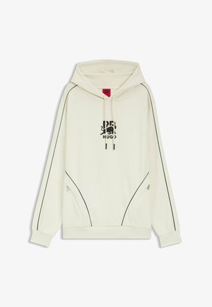 Witte hoodie met zwarte gestikte naden, voorzakken met rits, trekkoorden en een centraal zwart logo met tekst onder de kap.