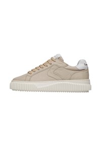 Sneaker in pelle beige con superficie testurizzata, dotate di lacci tondi e suola bianca rigata. Gli accenti comprendono un'etichetta sul tallone bianca.