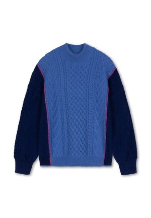 Blauwe gebreide trui met getextureerde kabelpatronen, met contrasterende marineblauwe mouwen en een roze accent langs de naad. Hoge ronde hals.