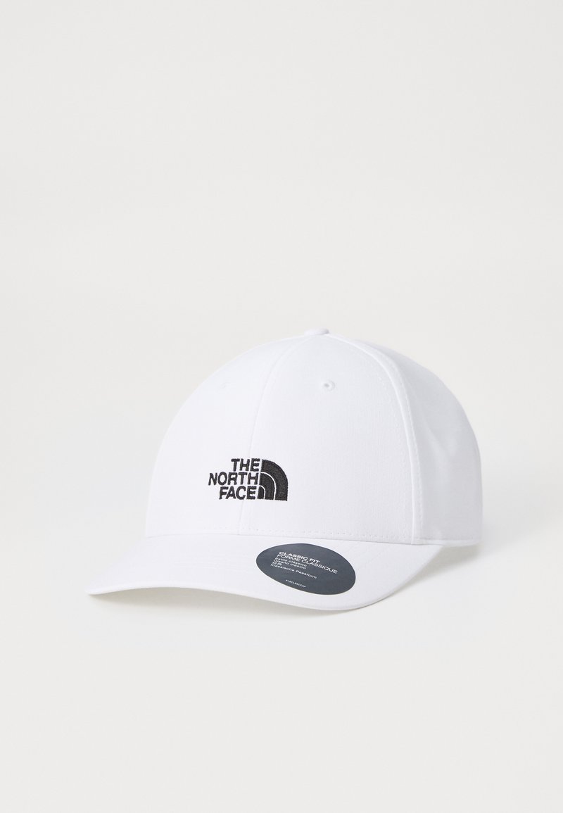 Hvit baseballcaps laget av stoff, med en svart brodert logo på fronten og en buet skjerm. Inkluderer en størrelsesetikett på siden.